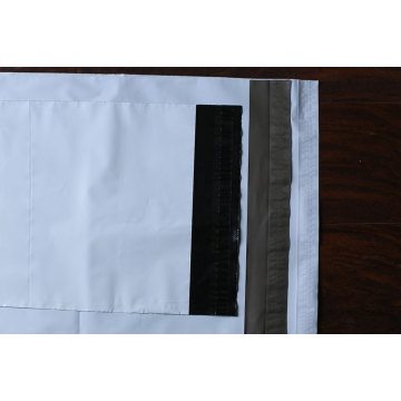 Saco de envio branco do correio relativo à promoção / saco de plástico