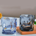 Verres de lait et de whisky et pots de bougie particuliers