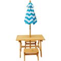 Table en bois extérieure avec parapluie rayé