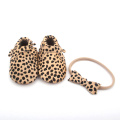 Mocassins bebê de leopardo com tiara de bowknot feita à mão