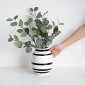 Moderne Vase mit Zebrastreifen im nordischen Stil