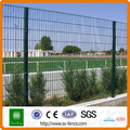 clôture avec des doubles bords de fil