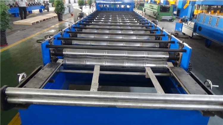 roof panel forming machine