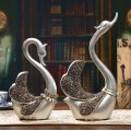 Estátuas de cisne decorativas em casa