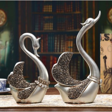 Estatuas de cisne decorativas en casa