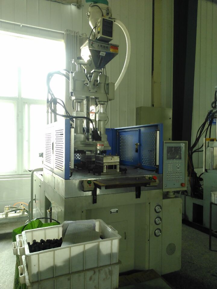 Plastic injection machine