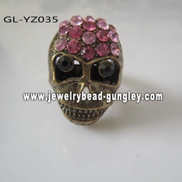 Skull ring avec diamant CZ 0.4USD