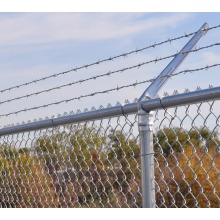 Fence de liaison de chaîne de sécurité avec le fil barbelé supérieur