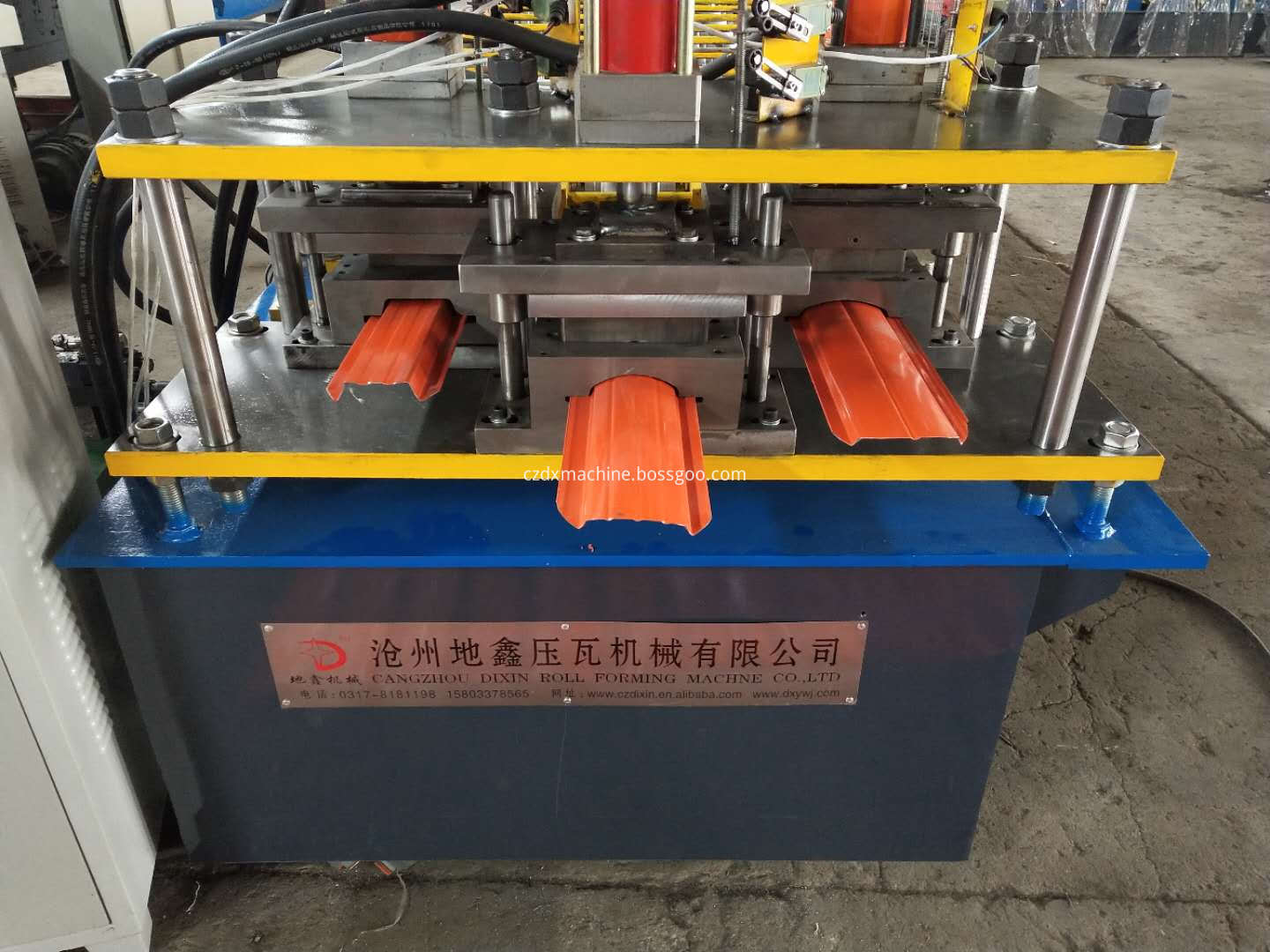 Automatic metal fence roll forming machine