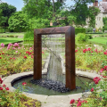 Wallwasserfallbrunnen im Freien