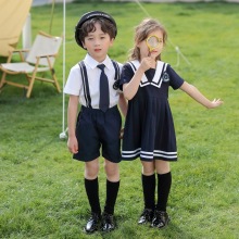 Sommerfamilie-Kinder, die Kleidung passen