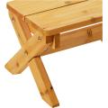 Table en bois extérieure avec parapluie rayé