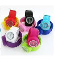 Yxl-351 Venta al por mayor Slap Watch Los niños más baratos Niños Ketty Panda Bird Libélula Moda Slap Strap Quartz Relojes