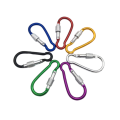 Carabiners travando a personalização do chaveiro para escalar