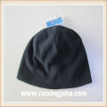 gorro de chapéu preto do velo do menino