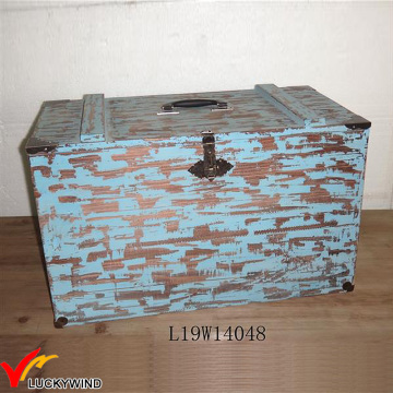 Caja de tronco de madera con decoración azul