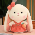 Jouet en peluche de lapin aux fraises