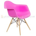 Eames Arm Chair con patas de madera