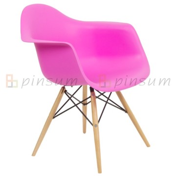 Eames Arm Chair con patas de madera