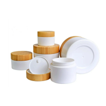 Jar crème blanche de la peau de soins en plastique avec couvercle en bambou