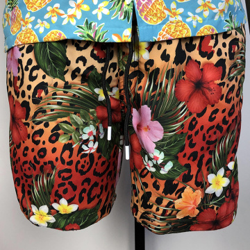 Blumenmuster -Surfbrettmänner schwimmen Shorts