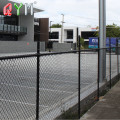 Negocios de la cancha de tenis de la cerca de la cadena negra.