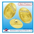 Liga de zinco ouro logotipo fantasia vestuário crachá com diamantes (lzy-10000373)