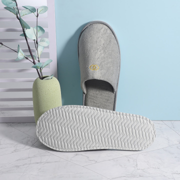 Slipper de terciopelo gris con logotipo bordado personalizado