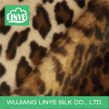 Tecido de peles de pelúcia longo e liso de leopardo, tecido de estofamento automático, tecido de tapete de faux