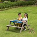 Серые дети играют на стол для пикника со съемным топом