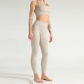 Sport-BH und Yogahose passen zum Outfit