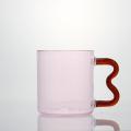 Taza de café de vidrio de color transparente con empuñadura