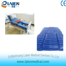 Matelas pneumatique pour lit d&#39;hôpital en position assise avec trou de toilette