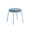 Tabouret rembourré avec des jambes métalliques et un fond en plastique