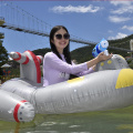 Cama flotante inflable de agua para fiestas.