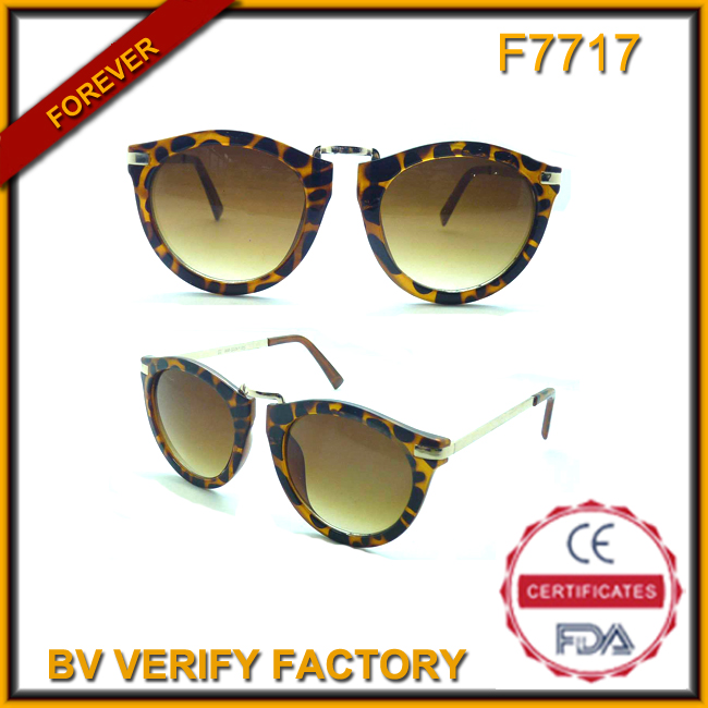 Classical Women Sunglass with Metal Temples (F7717)