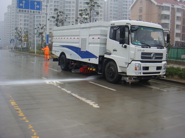 Dongfeng Street Sweeping Runway Sweeper & Road Cleaning Truck