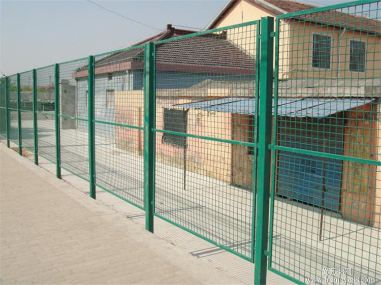 Wire Mesh Fence Galvanized/PVC Coated Made in China Is on Hot Sale