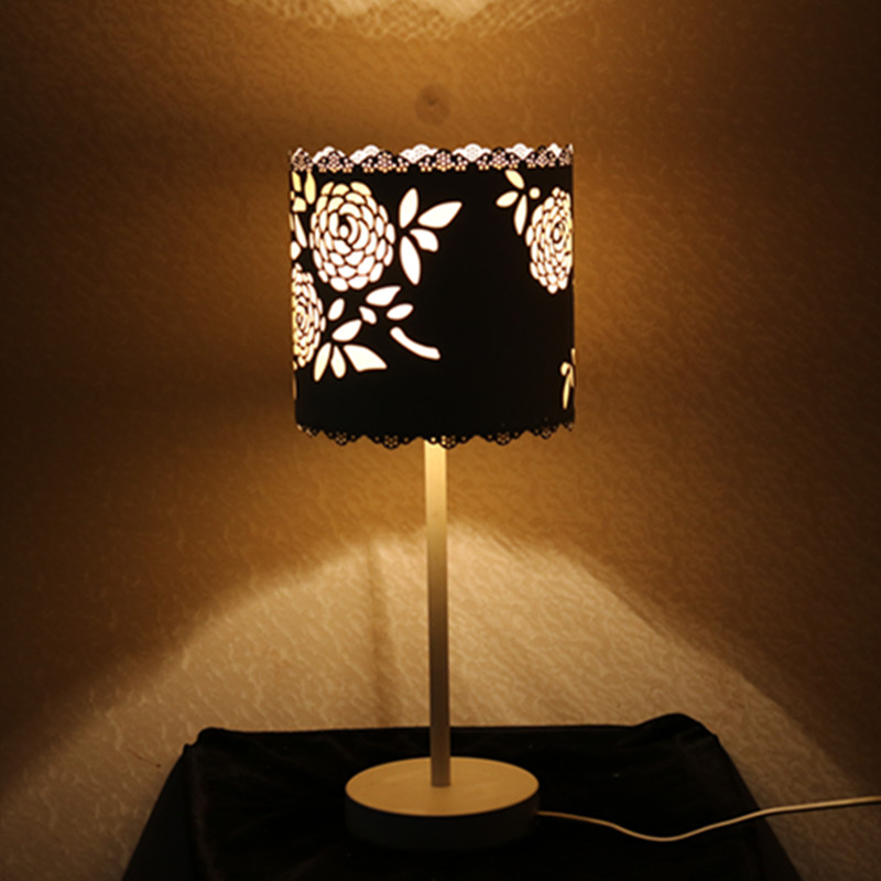 Livingroom Decorative White Iron Flower Shape Bedside Table Lamp