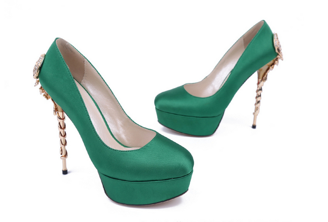 2016 Latest Design Women Pumps with Charm (HS07-33)