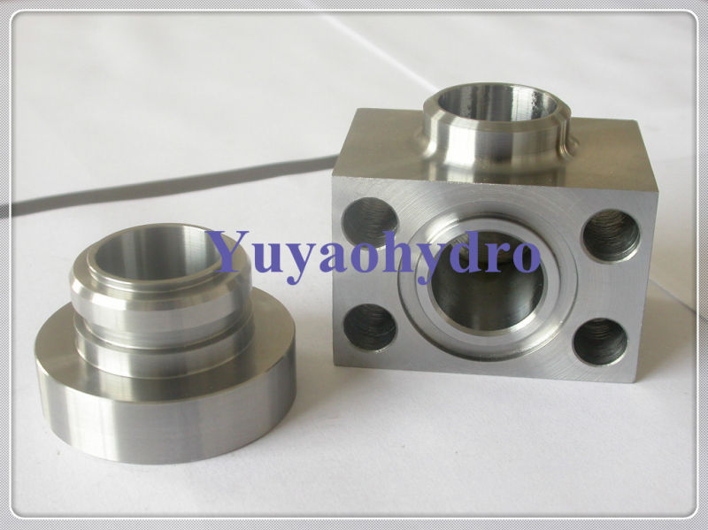 SAE 90° Single Part Screw in NPT Threaded Flange