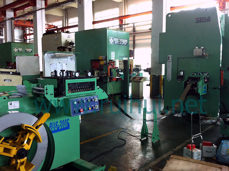 Uncoiling Straightening Machine is Used on The Roller Seat Lifting Design