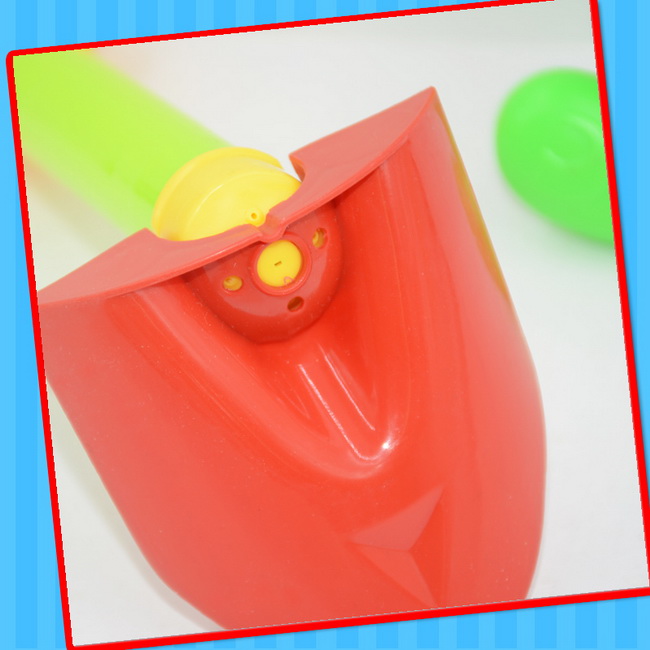 Plastic Toys Water Shooter Beach Toy with Candy for Kids
