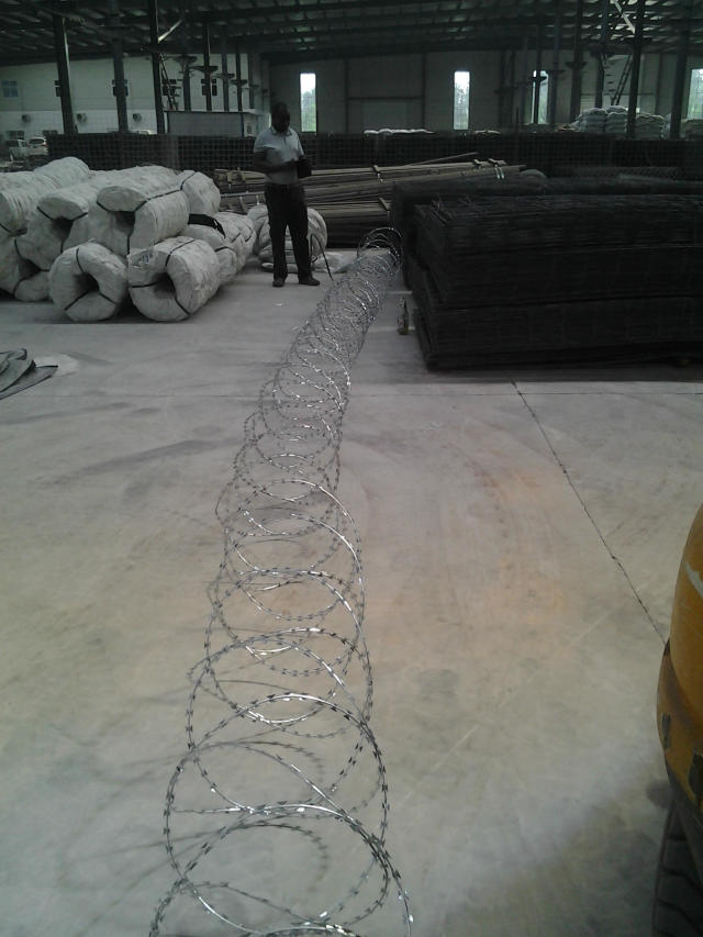 Concertina Razor Barbed Wire Made in China High Quality