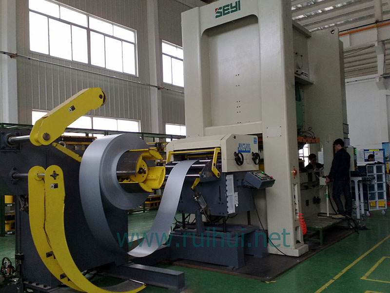 Coil Sheet Automatic Feeder with Straightener for Straightener Supplier