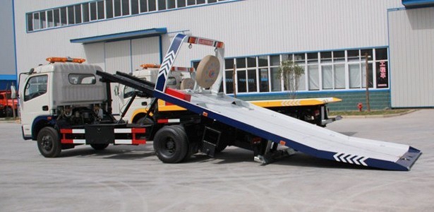 Dongfeng 4*2 One Carry Two Flatbed Road Wrecker Truck 5tons for Sale