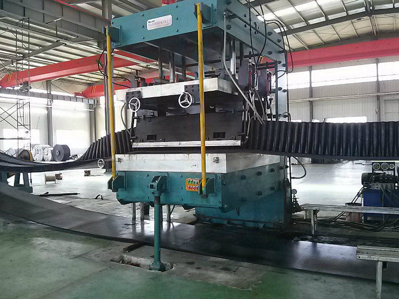 Large Angle Corrugated Sidewall Conveyor Belt