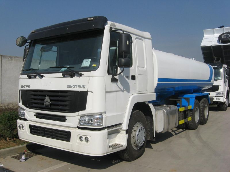 Heavy Capacity 340HP 8X4 Sinotruk Chassis Fuel Tanker Trucks