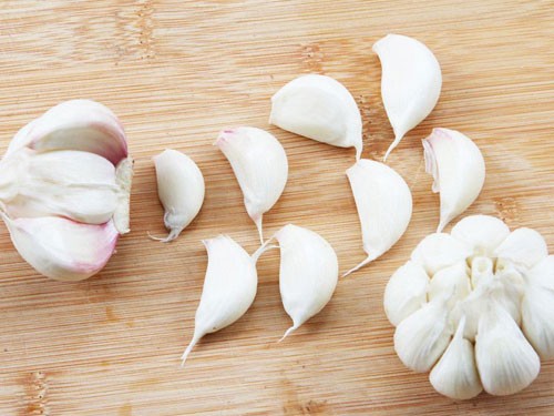 Fresh garlic in 2020.Our factory has done a comprehensive test on the pesticide residues and pests of garlic.Make sure the garlic，Healthy to eat.