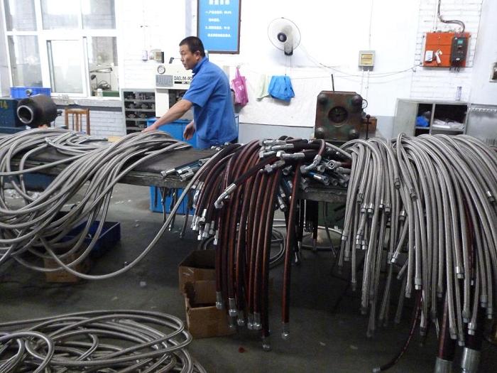 Premium Quality SAE 100 R2 at/DIN En 853 2sn Wire Braid Hydraulic Hose